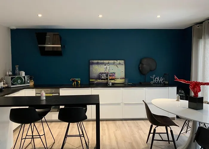 La Dolce Villa: Retreat With Seasonal Heated Pool Bordeaux