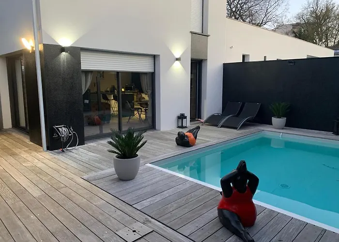 Villa La Dolce Villa: Retreat With Seasonal Heated Pool Bordeaux