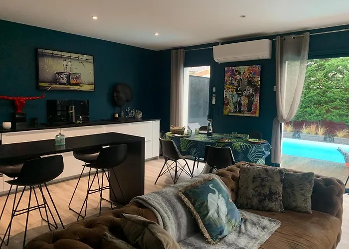 La Dolce Villa: Retreat With Seasonal Heated Pool